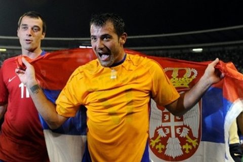 dejan-stankovic-slavi-sa-srpskom-zastavom