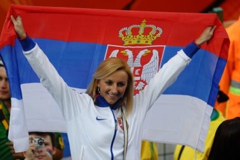 Navijacica Srbije sa srpskom zastavom, Srbija-Gana