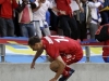 Milan Jovanovic skace preko ograde da slavi gol sa navijacima