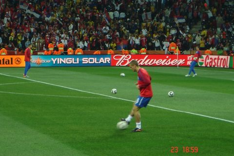 Nemanja Vidic se igra sa loptom pred pocetka utakmice Srbija-Australija