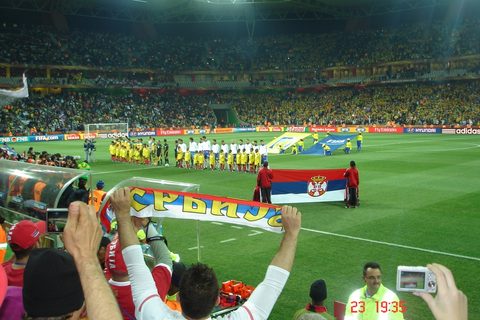 Atmosfera na stadionu u Nelspruit dok se svira Srpska himna, utakmica Srbija-Australija