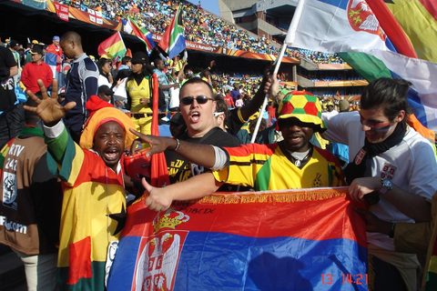 navijaci srbije i gane na tribinama u juznoj africi