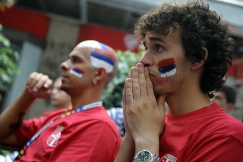 Navijaci u Beogradu gledaju utakmicu Srbija-Gana