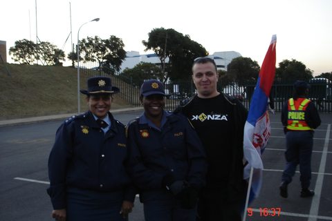 navijac srbije sa policajcima u juznoj africi