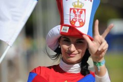 Navijacica Srbije na Svetskom Prvenstvu 2010 sa tri prsta u vis