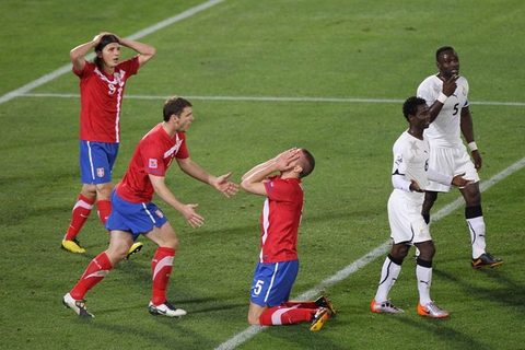 Nemanja Vidić propusta priliku tokom utakmice protiv Gane na Svetskom Prvenstvu 2010 (Jun 13)