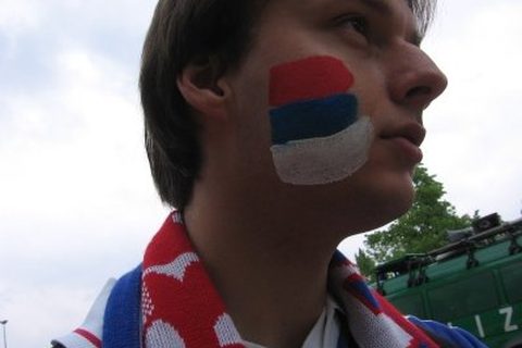 Navijac Srbije sa ofarbanom zastavom Srbije (Srbija-Argentina)