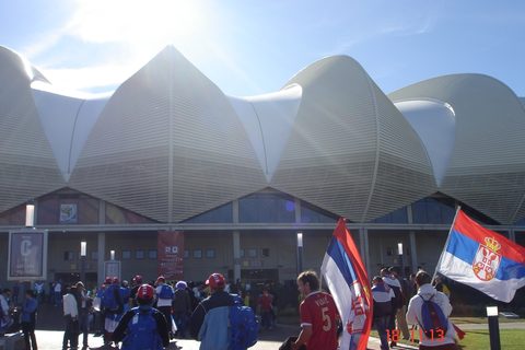 Navijaci Srbije sa zastavama ispred stadiona Nelsona Mandele, Juzna Afrika
