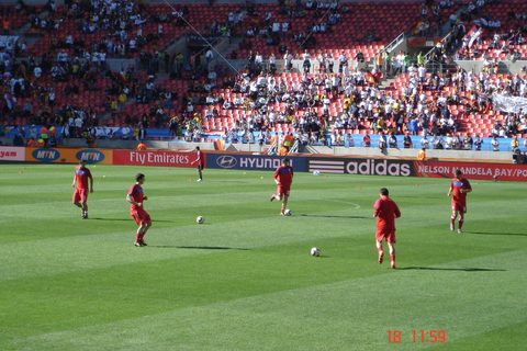 Slika terena stadiona Nelsona Mandele. Igraci Srbije