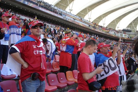 Navijaci Srbije na tribinama stadiona u Port Elizabet - Srbija-Nemacka