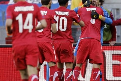 Vladimir Stojković slavi odbranu sa igracima