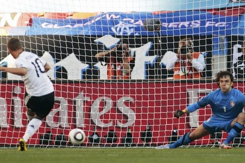 Vladimir Stojković brani penal Nemaca