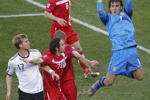 Vladimir Stojković hvata loptu protiv Nemaca