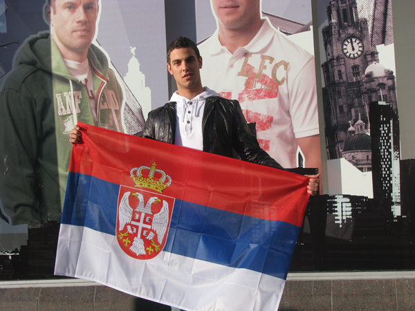 Nikola Saric, mladi reprezentativac Danske drzi srpsku zastavu u sred Liverpool-a